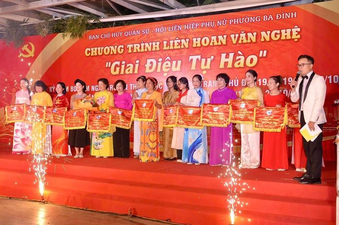 Các đội thi nhận phần thưởng tại chương trình. Ảnh: Huy Hoàng