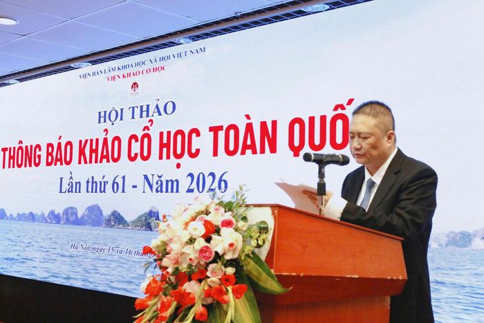 Tiến sĩ Hà Văn Cẩn, Viện trưởng Viện Khảo cổ học phát biểu. Ảnh: VASS