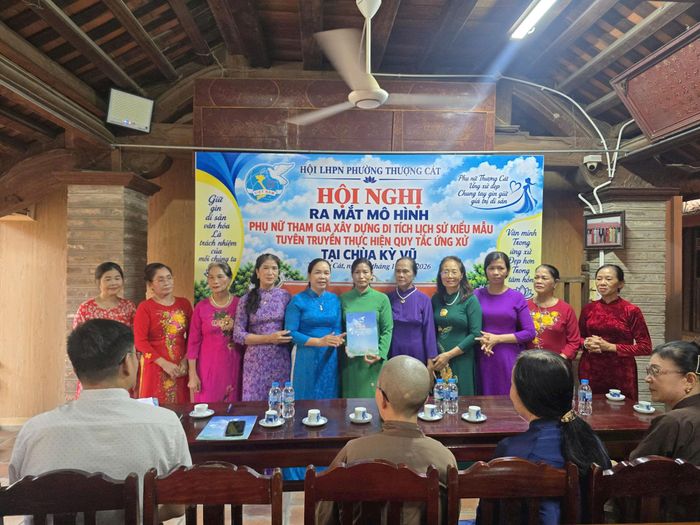 Hội Liên hiệp Phụ nữ phường Thượng Cát phát huy vai trò của cán bộ, hội viên trong tuyên truyền, vận động nhân dân ứng xử văn minh, bảo tồn giá trị di tích lịch sử - văn hóa. Ảnh: PV