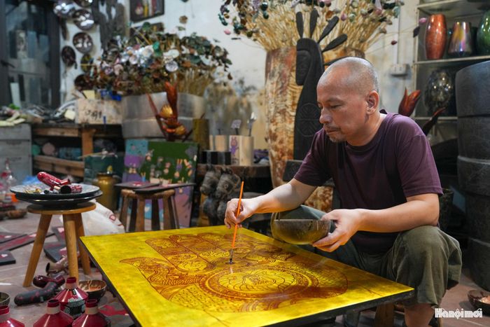 Sau nhiều lần thử nghiệm, anh Dũng đã hoàn thiện được quy trình trải nghiệm làm sản phẩm sơn mài. Những tấm phôi với hoa văn đường nét thô được anh kết hợp cùng những hộ làm sơn mài trong làng sản xuất số lượng lớn để du khách trải nghiệm.