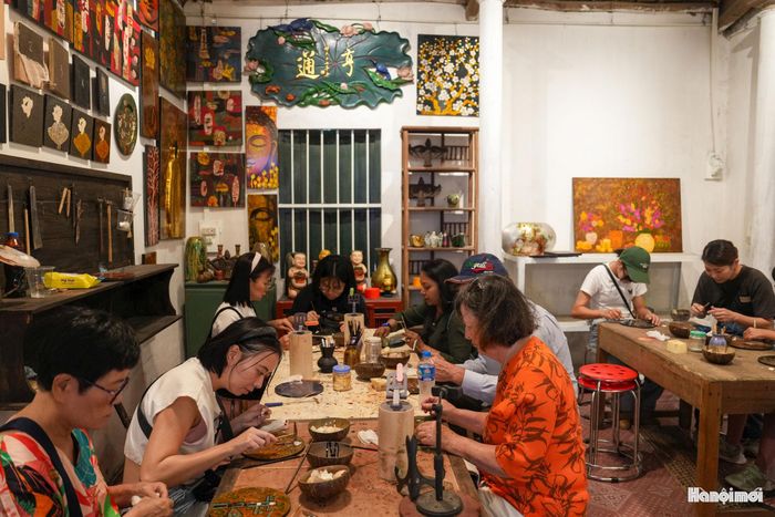 Hiện nay, xưởng của anh Dũng thường xuyên đón khách đến “học sáng tác”, chủ yếu là người nước ngoài. Họ đến để du lịch và trải nghiệm về nghề truyền thống sơn mài của Việt Nam.