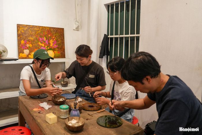 Với mong muốn đưa nghệ thuật dân gian đến gần hơn với nhịp sống hiện đại, họa sĩ Trần Công Dũng cùng nhiều thợ giỏi Hạ Thái đã sáng tạo đưa chất liệu sơn mài lên các sản phẩm ứng dụng như tủ, bình hoa, gạt tàn hay vòng đeo tay vẽ tay, tạo nên tính mỹ thuật cao cho các vật dụng sinh hoạt thường nhật.