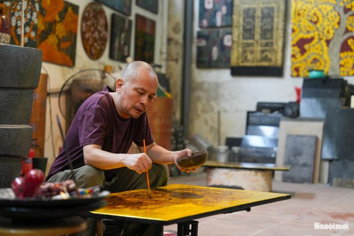 Nghệ thuật sơn mài truyền thống đòi hỏi quy trình sản xuất vô cùng công phu và kiên nhẫn. Để hoàn thiện một sản phẩm đạt chuẩn, người thợ phải thực hiện hàng chục công đoạn kéo dài từ 2 đến 3 tháng, thậm chí nửa năm, bắt đầu từ khâu làm vóc, sơn lót cho đến phủ nhiều lớp sơn phủ.
