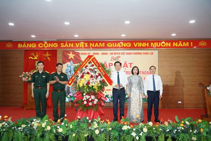Đảng ủy - HĐND - UBND phường Phúc Lợi tặng hoa chúc mừng Ban Chỉ huy Quân sự phường nhân dịp 80 năm ngày truyền thống Lực lượng vũ trang Thủ đô. Ảnh: Bình Nguyên