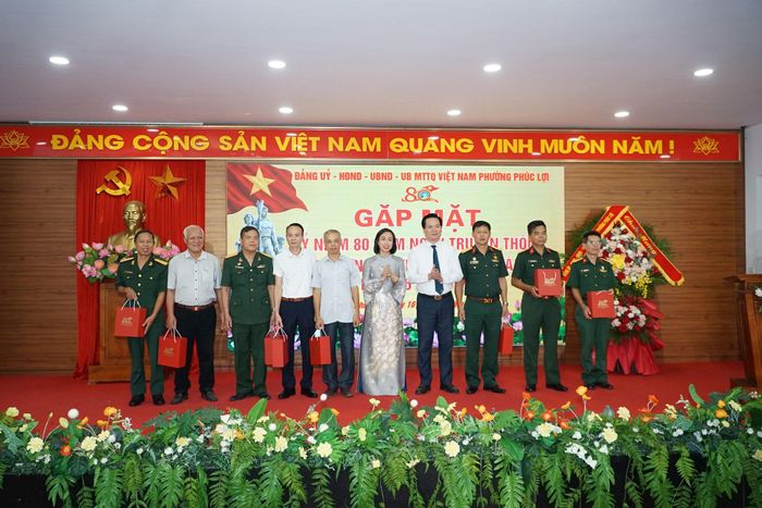 Đảng ủy - HĐND - UBND - Ủy ban MTTQ phường Phúc Lợi tặng quà tri ân các cựu chiến binh, cán bộ quân đội nghỉ hưu. Ảnh: Bình Nguyên