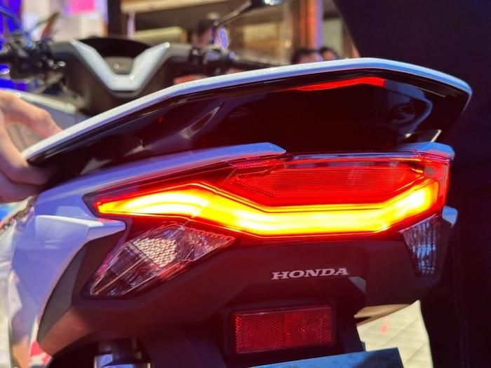 Honda PCX 160 sử dụng động cơ xi-lanh đơn