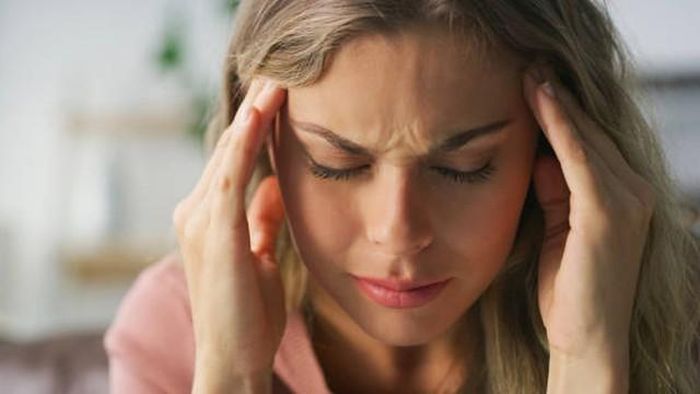 Tình trạng mệt mỏi, đau đầu kéo dài sau tuổi 40 ngay cả khi đã ngủ đủ giấc có thể là dấu hiệu cảnh báo những rối loạn sức khỏe ẩn sâu cần kiểm tra sớm. Ảnh minh họa iStock