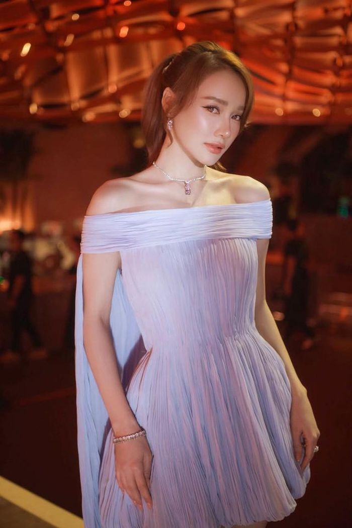 Mới đây, Nhã Phương được chọn làm giám khảo cho một cuộc thi tìm kiếm người mẫu. Cô tự tin xuất hiện trước công chúng với diện mạo xinh đẹp và rực rỡ nhất.