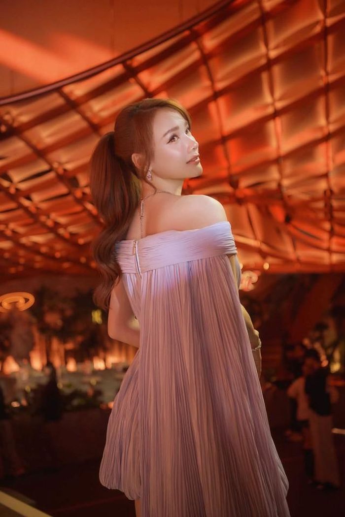 Về những chuyện gia đình trong thời gian qua, Nhã Phương chọn cách bình thản đối diện. Cách đây ít lâu, trên trang cá nhân Nhã Phương cho biết, giữa những sự cố và tranh luận dữ dội xoay quanh những sự việc liên quan đến nghệ sĩ Trường Giang và các hình ảnh, câu chuyện trong quá khứ, cô luôn ý thức mình có những suy nghĩ và quan điểm riêng. Với tư cách là một người phụ nữ độc lập trong xã hội, một nghệ sĩ có tên tuổi và tư duy riêng trong lĩnh vực nghệ thuật, đồng thời là vợ và mẹ của các con trong gia đình, Nhã Phương từng nhiều lần trăn trở về cách ứng xử phù hợp trong hoàn cảnh đó. Nữ diễn viên cho biết, cô đã lựa chọn đưa ra thông điệp của mình, bởi cho rằng đó là cách mà nhiều người có thể đồng cảm và lựa chọn. Sau khi chia sẻ, cô cảm thấy được an ủi trước phần lớn những phản ứng đồng tình của khán giả trên mạng xã hội.