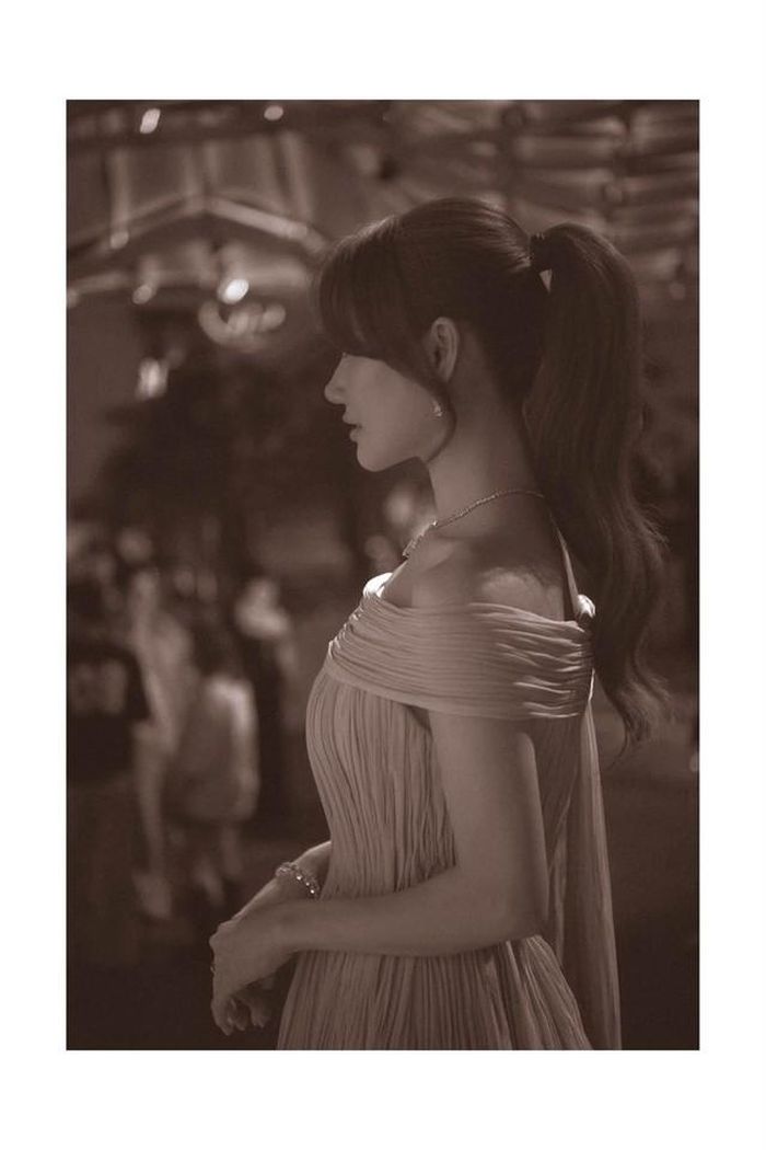 Nhã Phương cũng chia sẻ rằng, cô đã được cảnh báo và hiểu rõ việc đưa ra bất kỳ phản ứng nào ở thời điểm nhạy cảm đó đồng nghĩa với việc bản thân sẽ trở thành tâm điểm chú ý, đồng thời có thể phải đối diện với sự tức giận từ nhiều phía. Tuy nhiên, cô vẫn quyết định hành động theo cách mà mình cho là phù hợp nhất. Theo Nhã Phương, điều không may là những cảnh báo trước đó đã trở thành sự thật khi cô tiếp tục trở thành tâm điểm của một làn sóng dư luận khác, bắt đầu từ sự thương cảm, mỉa mai rồi đến những nghi ngờ về hoàn cảnh thực sự mà cô đang trải qua. Trước những diễn biến này, Nhã Phương khẳng định hiện tại cô vẫn ổn.