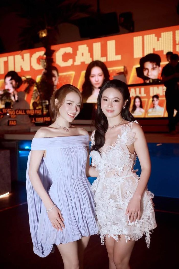 Trong sự kiện, cô hội ngộ cùng người bạn Midu. Cả 2 từng hợp tác trong phim "Những thiên thần áo trắng" của đạo diễn Lê Hoàng.