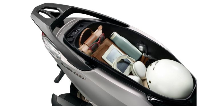 Cốp chứa đồ dung tích 37 lít, gần như lớn nhất phân khúc xe tay ga đô thị cỡ nhỏ tại Việt Nam.