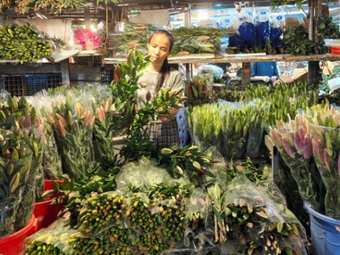 Các tiểu thương chuẩn bị hoa để bán cho khách