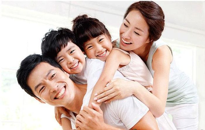 Trẻ lớn lên giữa cha mẹ, ông bà và những người thân nên người này nói một câu, người kia làm một việc... trẻ đều có thể ghi nhớ. Ảnh internet.