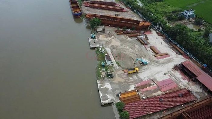 Khu vực Công ty TNHH Vũ Văn Cường thời điểm chưa bị ngập, nhiều tàu thuyền đang sữa chữa, đóng mới nằm ngay sát mặt nước - (ảnh Nhật Tân).