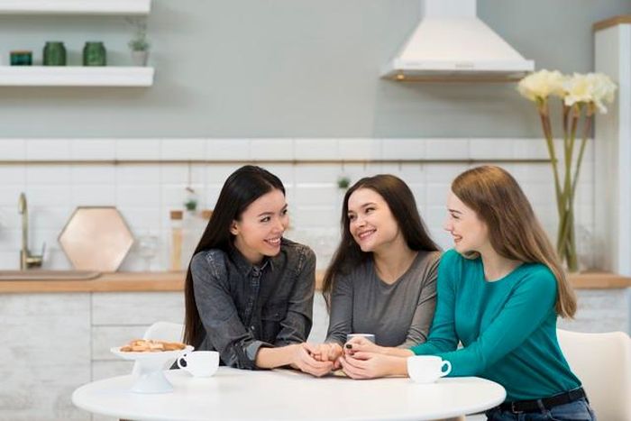 Phụ nữ nên dành thời gian cho những người tôn trọng ranh giới cá nhân, biết chia sẻ và khuyến khích nhau tiến bộ. Ảnh minh họa