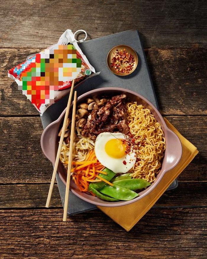 Lượng natri "ẩn" trong mì ăn liền và các thực phẩm chế biến sẵn rất cao, khiến người tiêu dùng dễ nạp thừa muối mà không hay biết nếu không đọc kỹ nhãn dinh dưỡng. (Ảnh minh hoạ)