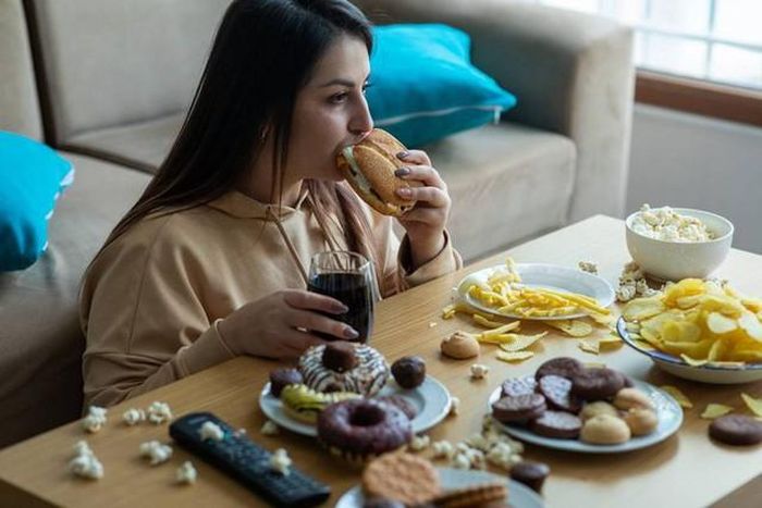 Chế độ ăn uống dư thừa năng lượng, giàu chất béo bão hòa và đường tự do là nguyên nhân hàng đầu dẫn đến tình trạng thừa cân, béo phì và các rối loạn chuyển hóa mạn tính. (Ảnh minh hoạ)