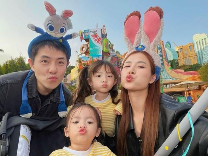 Gia đình ca sĩ Đông Nhi - Ông Cao Thắng háo hức khi được trải nghiệm các dịch vụ trò chơi ở Disney land.