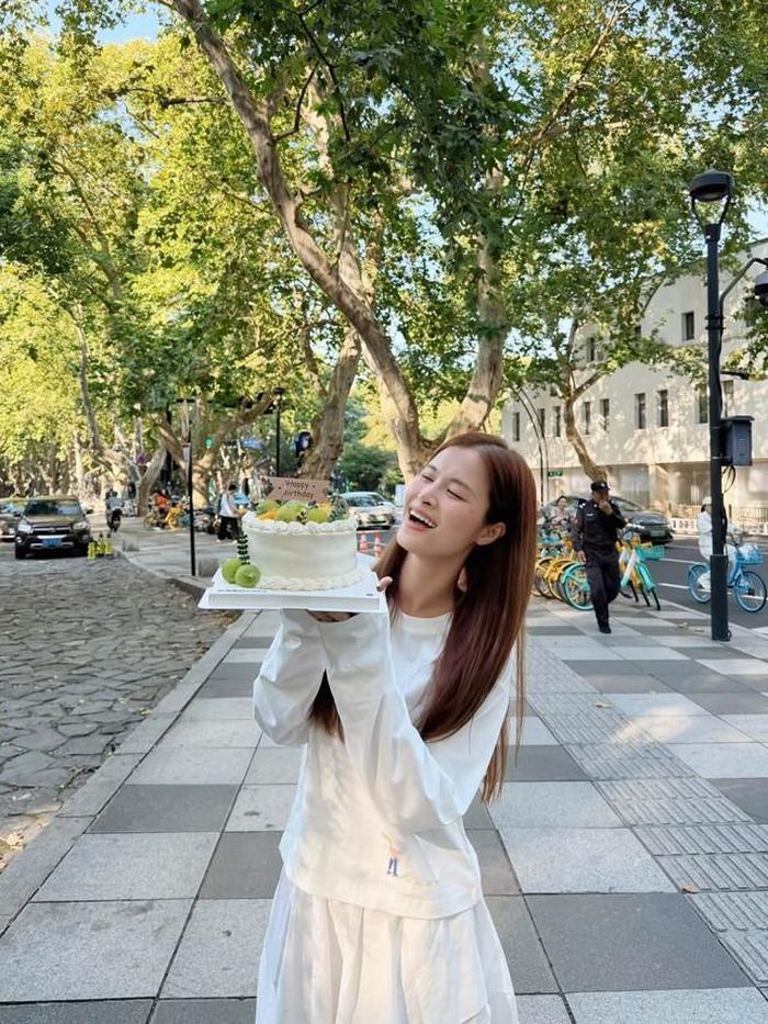 Trên trang cá nhân, nữ ca sĩ viết: "Sinh nhật năm nay, dù đón tuổi mới ở một nơi hơi xa, nhưng hoa, quà và những lời chúc yêu thương của mọi người thì Nhi đều đã nhận được rồi. Cảm ơn cả nhà vì đã luôn nhớ đến Nhi. Đọc từng lời chúc, Nhi cảm nhận được thật nhiều sự ấm áp và trân quý những tình cảm mà mọi người đã dành cho mình".