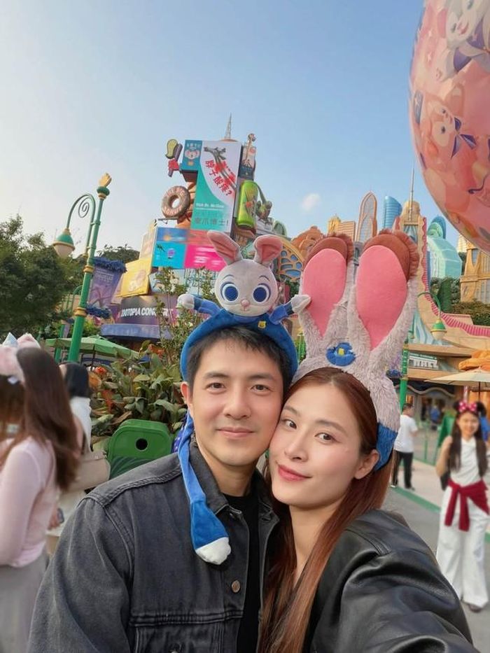 Trước đó, họ tận hưởng không khí vui nhộn ở Disney land (Thượng Hải). Đây là địa điểm du lịch nổi tiếng không chỉ trẻ em mà người lớn cũng rất yêu thích.