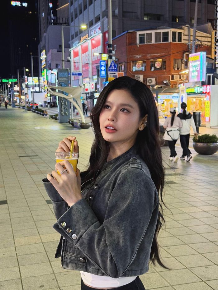 Ca sĩ Trương Quỳnh Anh chia sẻ hình ảnh xinh tươi, tràn đầy năng lượng tích cực khi dạo phố, khám phá cảnh đẹp và ẩm thực tại Hàn Quốc.