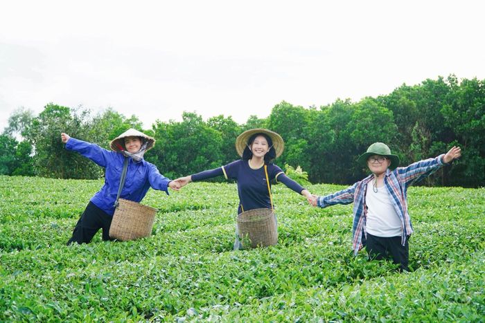 Trong "Căn nhà không mái che", Huyền Lizzie làm mẹ của Thơ (Thu Hà Ceri), Khang (Minh Xíu).