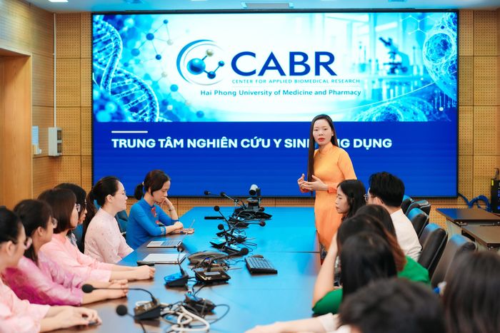 PGS.TS.BS Nguyễn Thị Thu Phương luôn coi việc đồng hành cùng các nhà nghiên cứu trẻ, giúp các em hình thành tư duy khoa học và sự kiên trì, là một phần rất có ý nghĩa trong công việc của mình. Ảnh: NVCC