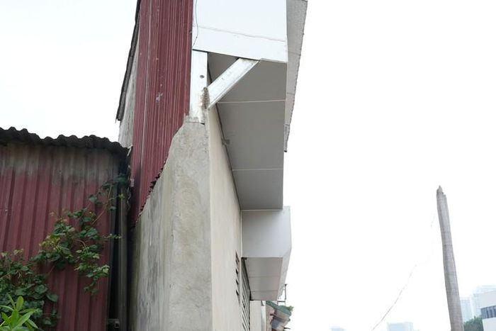 Hộp kỹ thuật cửa cuốn và một phần phía trên ngôi nhà này đua ra ngoài.