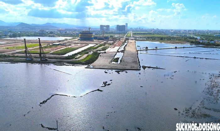 Ban Quản lý dự án Đầu tư xây dựng Nam Sông Hương cho biết, tại gói thầu số 21, khối lượng nền, móng đường đạt 87.912/297.480m² (tương đương khoảng 29,5%), 5 cầu trên tuyến đạt khoảng 45% khối lượng. Một trong những khó khăn lớn hiện nay là tuyến đường đi qua khu vực thấp trũng, trong khi thời gian qua trùng với mùa mưa lũ. Nhiều hạng mục gần như không thể triển khai, các đơn vị chỉ thi công được tại những đoạn có cao độ nền cao. Ảnh: PV.
