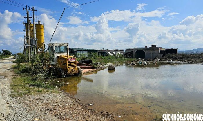 Theo ghi nhận những ngày qua, tình trạng ngập nước không chỉ xảy ra tại các tuyến đường công vụ dẫn vào công trường mà còn bao quanh một số máy móc và khu nhà ở của công nhân. Ảnh: PV.