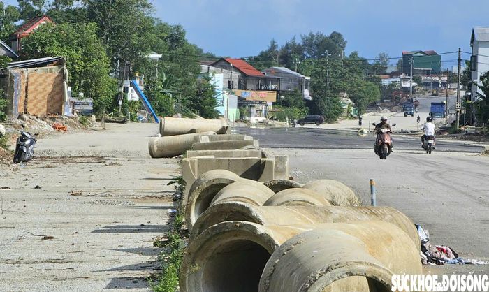 Thông tin với phóng viên, đại diện Ban Quản lý dự án Đầu tư xây dựng Nam Sông Hương cho biết, kế hoạch vốn năm 2026 của dự án là 350 tỷ đồng, đến nay giải ngân 227,167 tỷ đồng (đạt 64,9% kế hoạch). Công tác giải phóng mặt bằng bàn giao 58,31/60,2 héc-ta, tương ứng khoảng 8,9/10,1km tuyến (đạt 96,8%), phần còn lại đang được các phường tiếp tục xử lý, dự kiến hoàn thành phần lớn trong tháng 10/2026. Ảnh: PV.