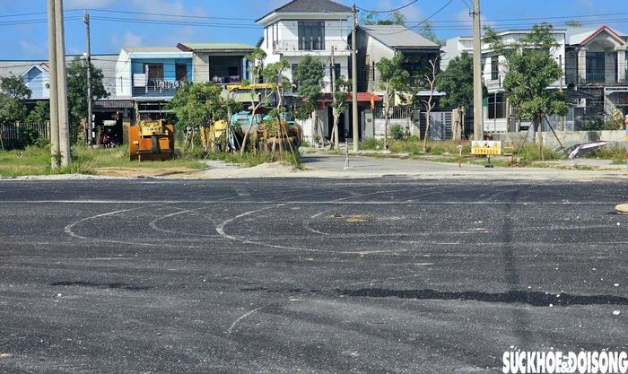 Một số đoạn được thảm nhựa với tổng chiều dài khoảng 200m. Ảnh: PV.