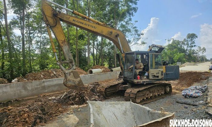 Trong khi đó, tại khu vực địa hình thuận lợi không bị ngập nước, nhà thầu đã huy động công nhân, máy móc trở lại công trường sau mưa lớn để tiếp tục thi công các hạng mục. Ảnh: PV.