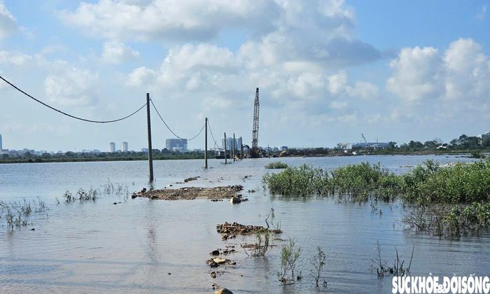 Tại nhiều vị trí, mặt bằng thi công bị nước bao phủ, đường công vụ không bảo đảm điều kiện để phương tiện đi lại. Ảnh: PV.