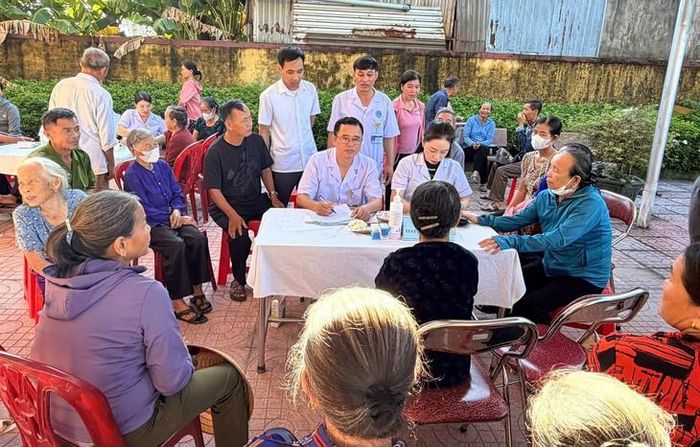 Trạm y tế xã, phường giữ vai trò quan trọng trong theo dõi bệnh mạn tính, hướng dẫn chăm sóc tại nhà và kết nối với bệnh viện khi cần thiết. Ảnh: Thu Hòa.