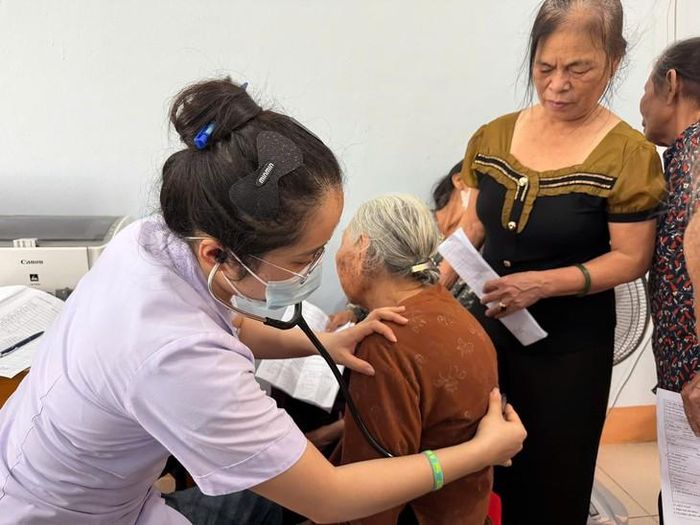 Đến tháng 6/2026, toàn tỉnh có 243.329 người cao tuổi, trong đó 114.450 người đã được khám sức khỏe, đạt 47,04%. Ảnh: Thu Hòa.