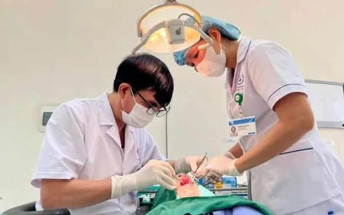 Các bác sĩ thực hiện phẫu thuật cho bệnh nhân bị sỏi tuyến nước bọt. Ảnh: BV