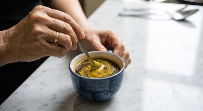 Cà phê nghệ giàu chất chống oxy hóa, hỗ trợ giảm cân. Ảnh minh họa AI