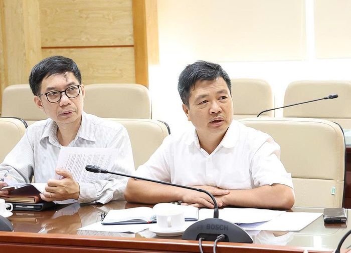 Đại diện lãnh đạo Cục Hạ tầng và Thiết bị y tế, Bộ Y tế báo cáo, làm rõ thêm nội dung liên quan đến dự thảo Thông tư. Ảnh: Trần Minh