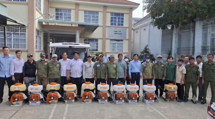Đội phun hóa chất diệt muỗi diện rộng của Trạm Y tế Bình Chánh, tỉnh An Giang. Ảnh: Thanh Hải.