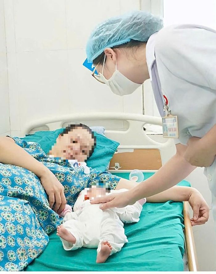 Bác sĩ kiểm tra sức khỏe con sản phụ T., sau phẫu thuật. Ảnh BVCC.