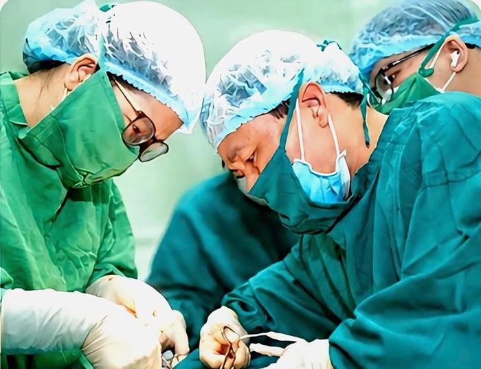 TS.BS Trần Quang Hanh, Phó Giám đốc Bệnh viện Sản Nhi Nghệ An thực hiện phẫu thuật cho sản phụ T. Ảnh: BVCC.