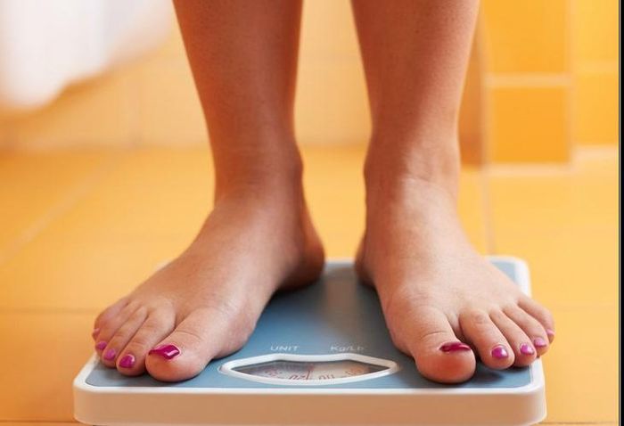 Sụt cân nhanh trong nhịn ăn khô thường được hiểu là cơ thể đang thải độc.