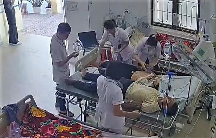 Các y bác sĩ Bệnh viện Đa khoa Thanh Chương (Nghệ An) cấp cứu bệnh nhân bị ong đốt. Ảnh cắt từ clip.