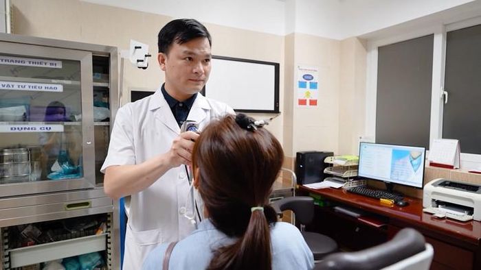 ThS.BS Ngô Duy Thịnh - Khoa Tai, Bệnh viện Tai Mũi Họng Trung đang thực hiện nội soi cho bệnh nhân. Ảnh: BVCC