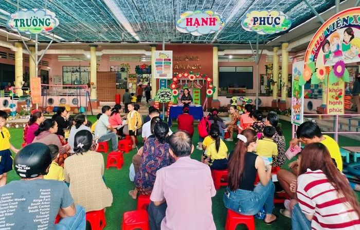Trạm Y tế xã Chợ Vàm, An Giang tuyên truyền phòng chống bệnh tay chân miệng cho phụ huynh. Ảnh: Minh Hải.