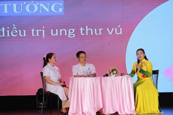 Các chuyên gia Bệnh viện Ung bướu Nghệ An tư vấn, giải đáp thắc mắc của người bệnh tại tọa đàm “Đồng hành vượt qua ung thư vú”. Ảnh: V. Đồng.