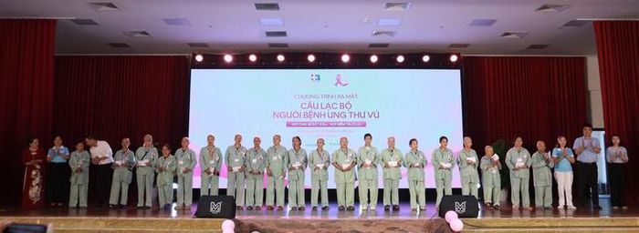 Bệnh viện Ung bướu Nghệ An tri ân các đơn vị tài trợ đồng hành cùng chương trình, đồng thời trao quà hỗ trợ người bệnh ung thư vú có hoàn cảnh khó khăn. Ảnh: V. Đồng.