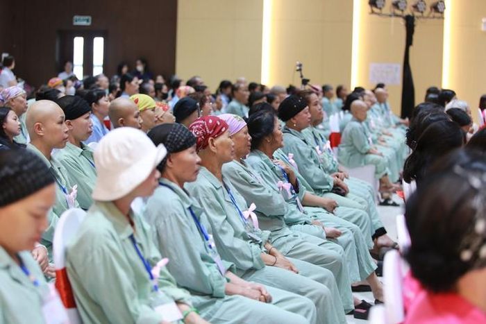 Bệnh nhân ung thư vú tham gia các hoạt động giao lưu, văn nghệ, chia sẻ và kết nối tại chương trình, góp phần tiếp thêm động lực, lan tỏa tinh thần lạc quan trong hành trình điều trị. Ảnh: V. Đồng.
